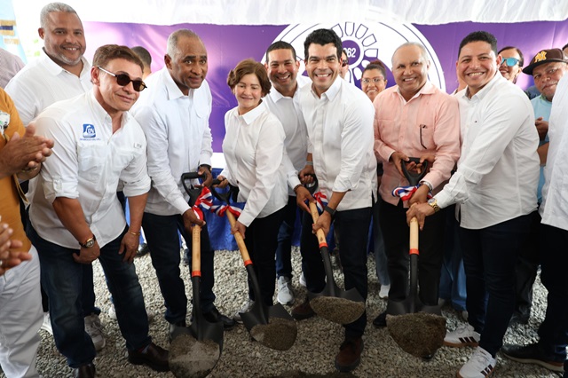  Wellington Arnaud inicia ampliación redes de distribución del acueducto múltiple de Baní, provincia Peravia