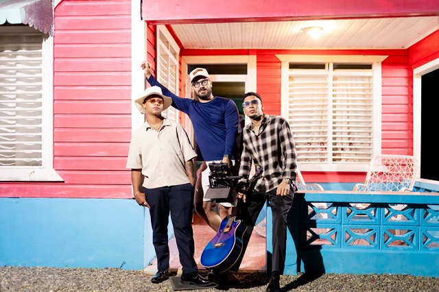  Manuel Paulino lleva al campo dominicano la historia de “Duele”, el nuevo audiovisual de Dalvin La Melodía
