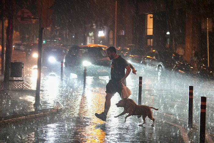  El temporal golpea con violencia una Cataluña que sigue en alerta máxima tras una noche de inundaciones e incidencias.