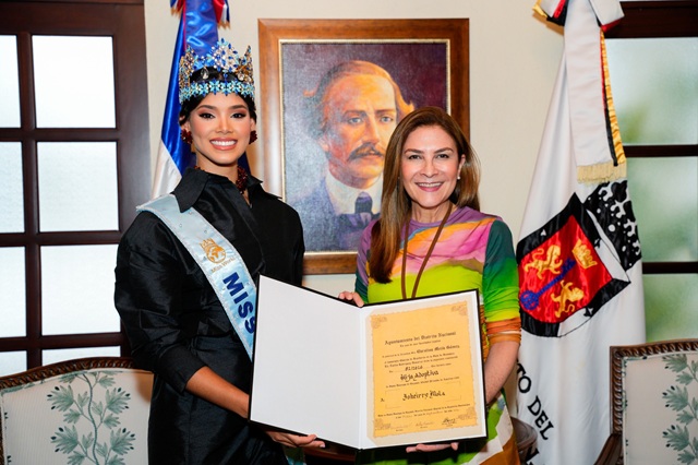  Carolina Mejía reconoce como hija adoptiva de Santo Domingo a Joheirry Mola, Miss Mundo 2026