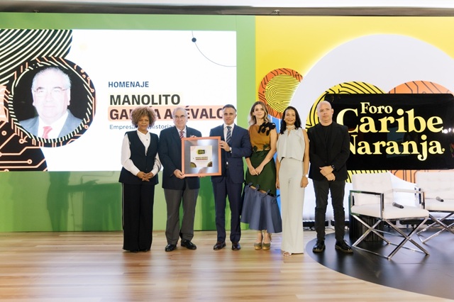  Manuel García Arévalo recibe reconocimiento en  VI Foro Caribe Naranja