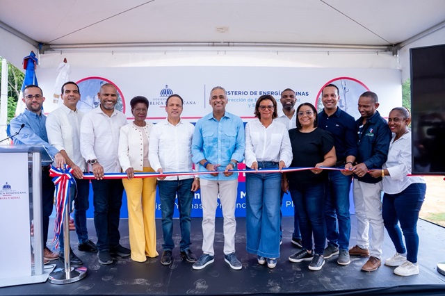  Energía y Minas lleva electricidad a 121 familias del Mogote y anuncia nuevas obras eléctricas en Monte Plata